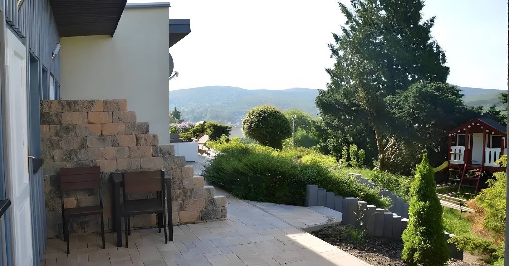 Ganze Wohnung, Apartment „Rennsteig Blick“ mit Bergblick, privater Terrasse und Wlan in Wartburg, Ruhla
