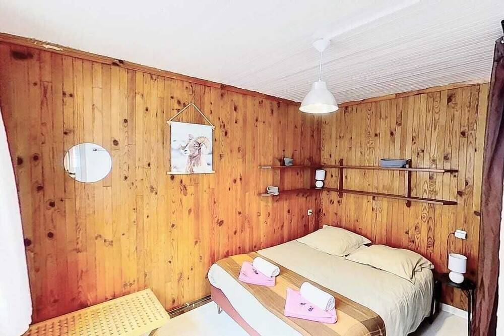 Entire apartment, Casa-Le Toussiard apart dans chalet St-Véran 4-6p in Saint-Véran, Queyras