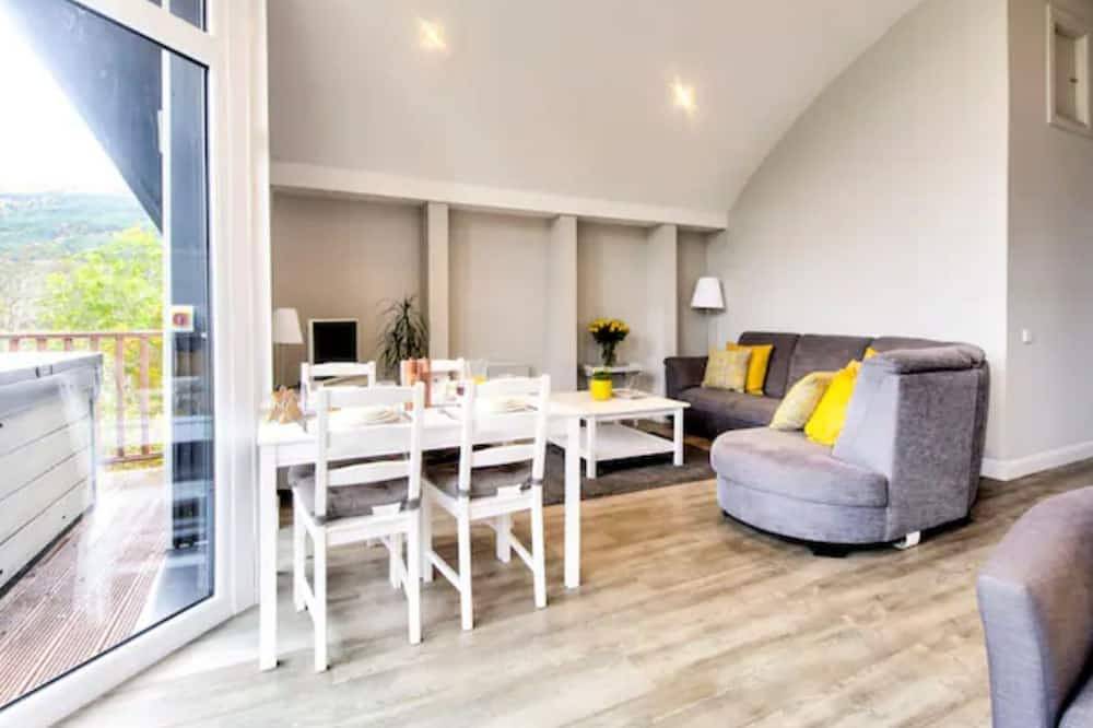 Thelodge - sleeps 4 guests  in 2 bedrooms in Loch Lomond, Argyll & Bute