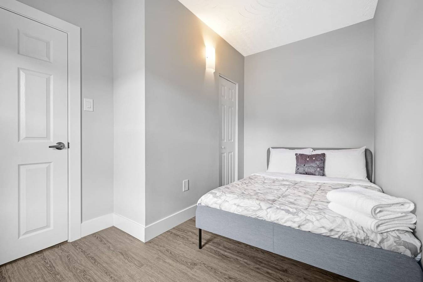 Bright & Renovated 3Br Hamilton Gem Near Downtown in Hamilton, Lake Ontario (Canada)