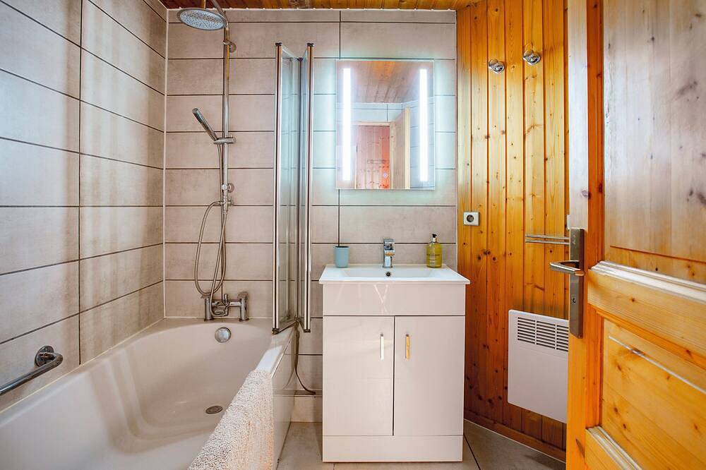 12 bed chalet in unspoilt village with amazing views, only 200m from Ski lift in Villaroger, Région d'Albertville