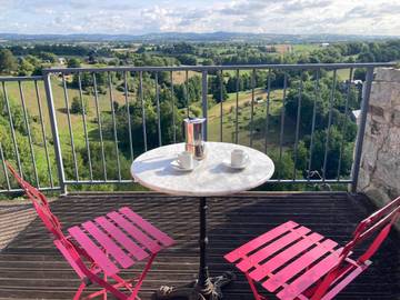 Gîte pour 4 personnes, avec vue et terrasse à Sainte-Suzanne
