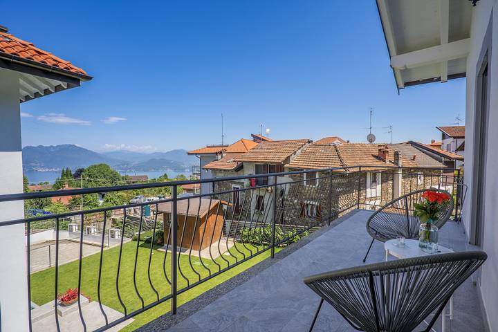 Ferienwohnung für 6 Personen, mit Terrasse und Garten sowie Seeblick und Ausblick, mit Haustier in Comune di Stresa