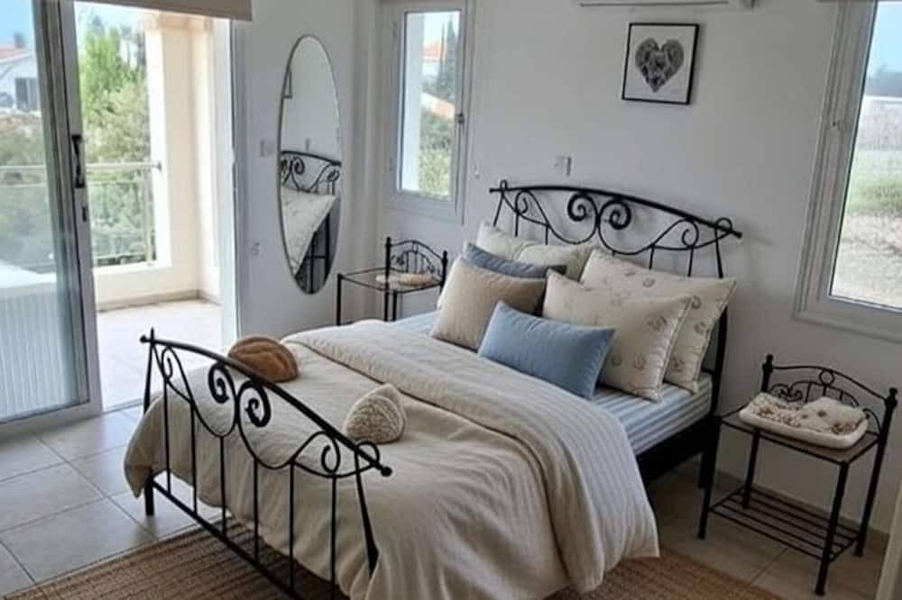 4Min Walk to Sandy Beach. Private Pool Quiet Area Perfect for Families & Couples in Peyia, South Cyprus