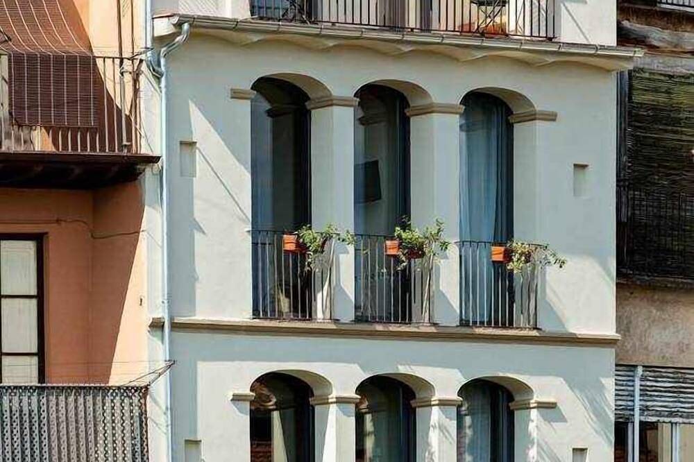 Apartamento entero, Picapedrer, con acceso a la piscina interior in Olot, Parc Natural de Zona Volcànica de la Garrotxa