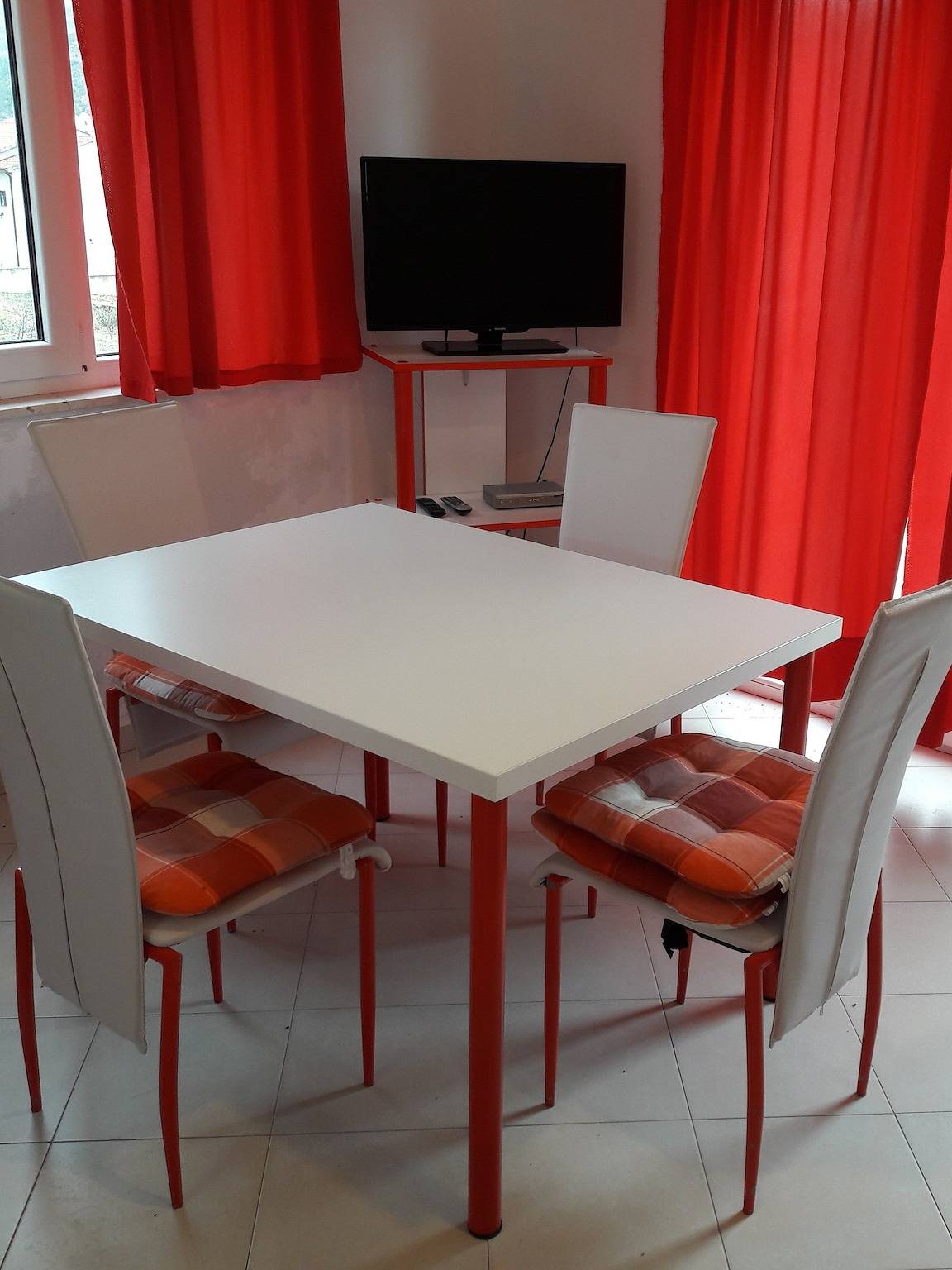 Ganze Wohnung, 1-Zimmer-Ferienwohnung mit Terrasse und Meerblick Grebastica, Sibenik A-24934-c in Zaboric, Šibenik-Knin