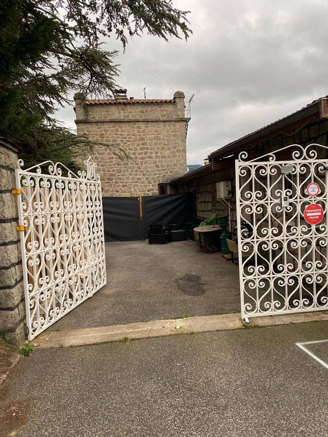 Gîte pour 3 personnes, avec piscine et jardin ainsi que jacuzzi et sauna à Firminy - 2