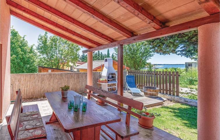 Urlaub am Meer: Gemütliche Ferienwohnung mit Pool und Terrasse, 2 km vom Strand von Fažana entfernt in Grad Vodnjan, Südküste Istrien