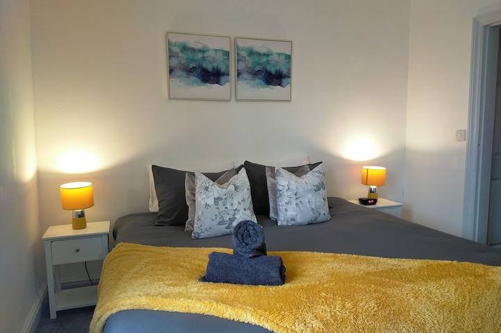 Avondale House, Newly Refurbished 3 bedroom house ,2 showers, near University in Lancaster, Lancashire