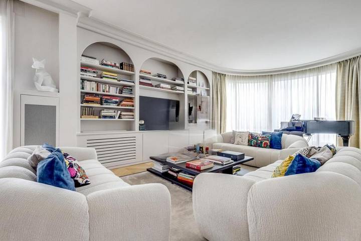 Chambre d’hôte pour 2 personnes, avec jacuzzi et sauna ainsi que piscine et balcon près de la Tour Eiffel