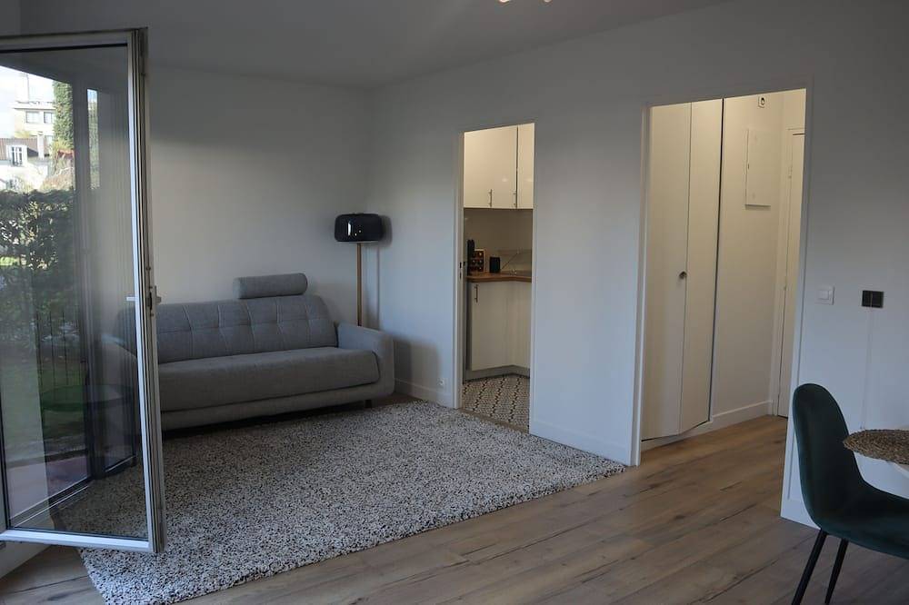 Apartamento entero, Charming renovated T1 Rueil Malmaison : Mobility lease in Rueil-Malmaison, Altos del Sena