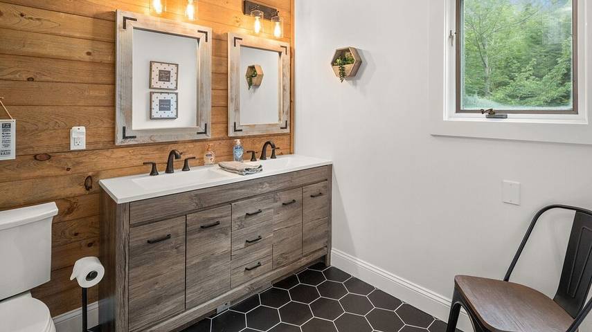 Vacation rental for 13 people, with hot tub and yard in Stowe