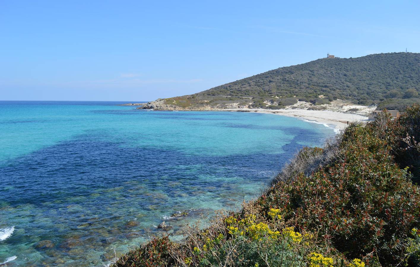 Apartamento vacacional entero, Apartamento con vistas al mar, terraza y aparcamiento, a 800 m de Crique Pietra in L'Île-Rousse, Region de Calvi