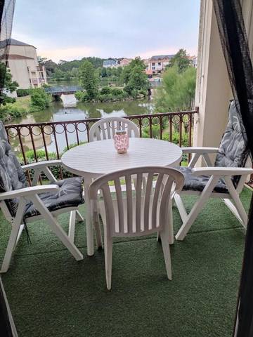 Gîte pour 3 personnes, avec piscine et terrasse ainsi que vue et vue sur le lac dans Port Bourgenay