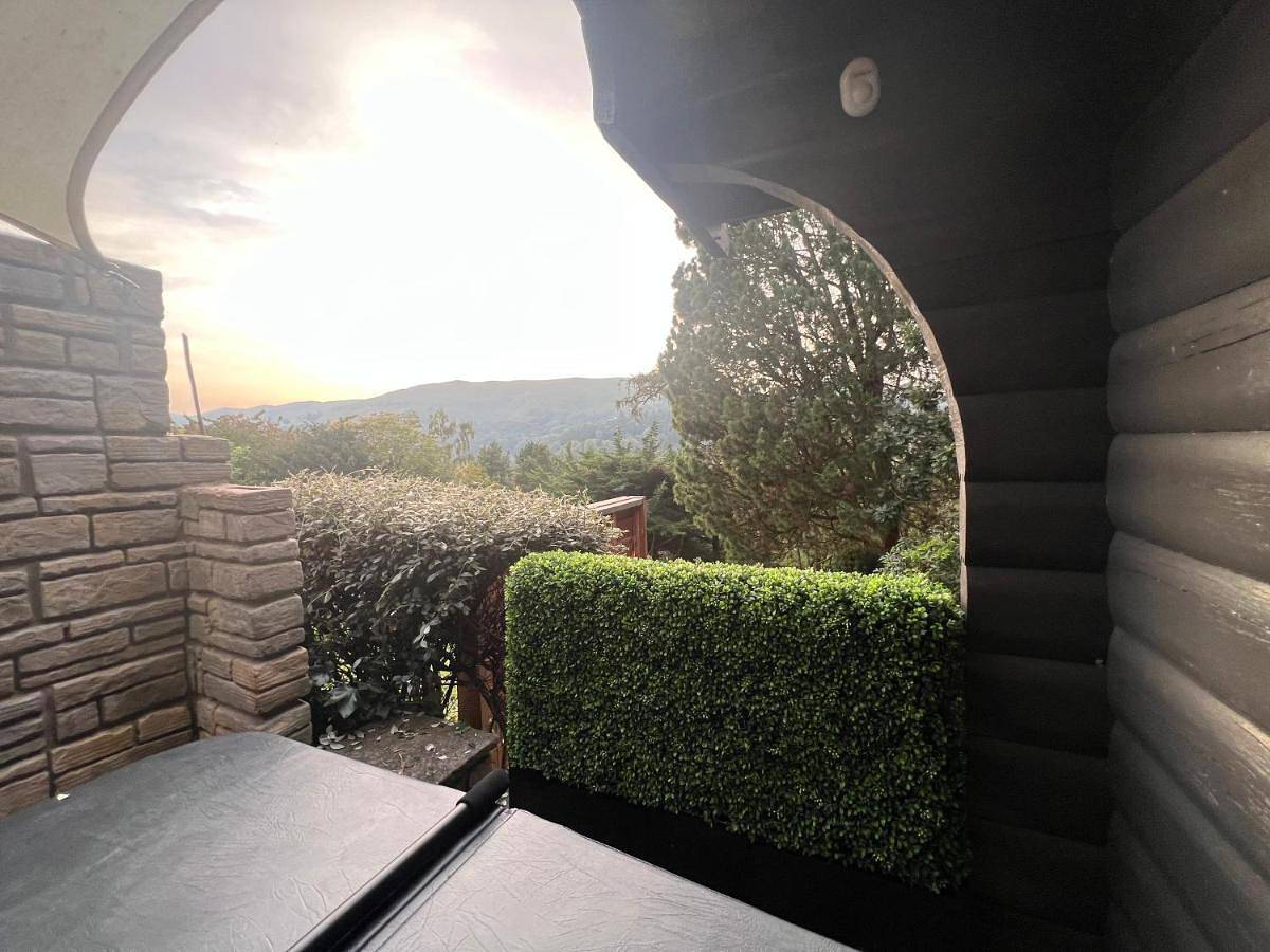 Larches Lodge Norwegian log cabin, wood stove & spa in Church Stretton, Shropshire Hills