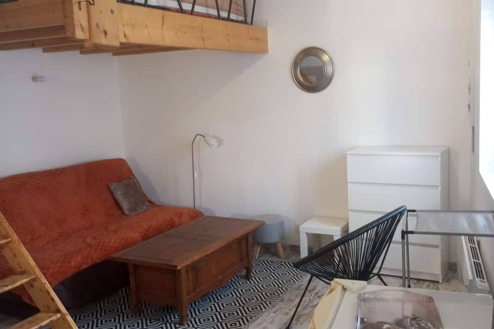 Charming little dwelling close to the center, cliffs, caves and harbor. in Meschers-sur-Gironde, Rochefort region