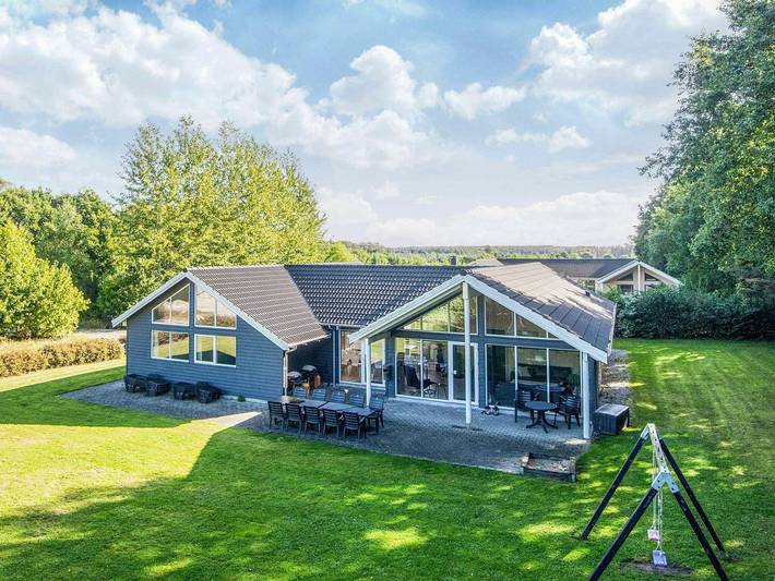 Ferieudlejning for 16 personer, med Terrasse og Pool i Fjellerup Strand