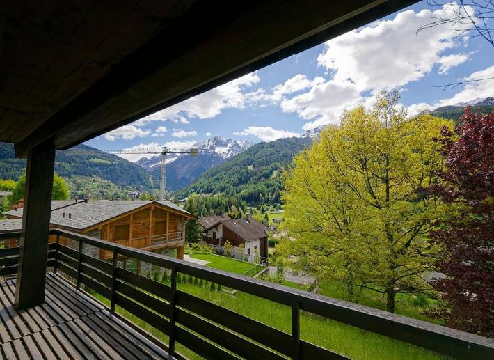 Gîte pour 8 personnes, avec jardin ainsi que vue et terrasse à Temù