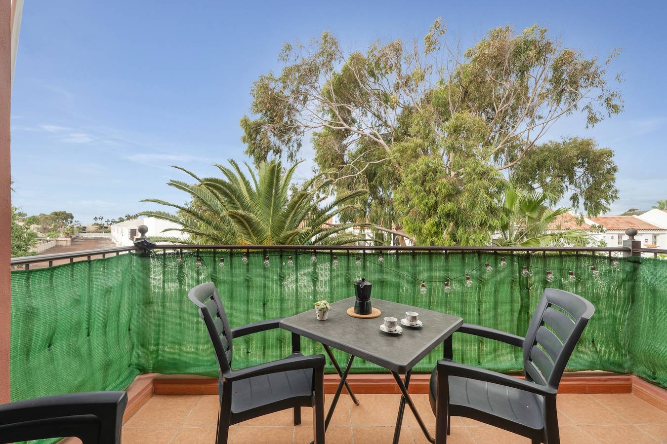 Apartamento entero, Vacaciones 'Feel The Sun In Tenerife' con vistas a la montaña, piscina y jardín compartidos in Costa del Silencio, Arona 