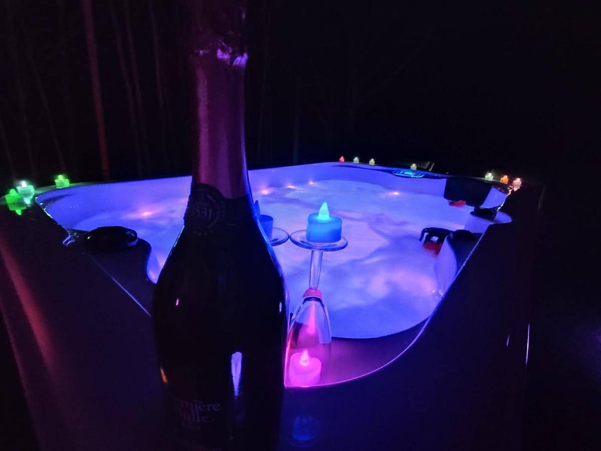 Suite Intimiste Adultes avec Spa Prive - Ile des Plaisirs in Graulhet, Région de Castres