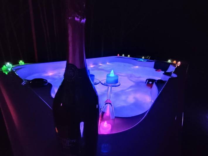 Hôtel pour 2 personnes, avec Jacuzzi et Terrasse ainsi que Jardin et Vue à Graulhet