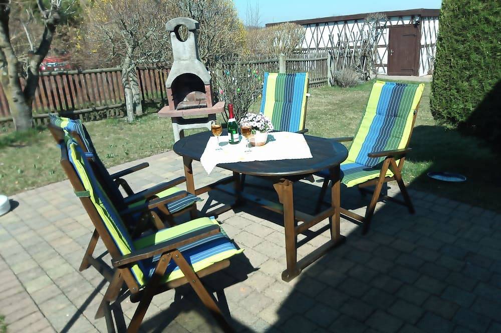 Bungalow with wintergarden, terrace, barbeque area, parking space, pet welcome in Niederwiesa, Chemnitz (region)