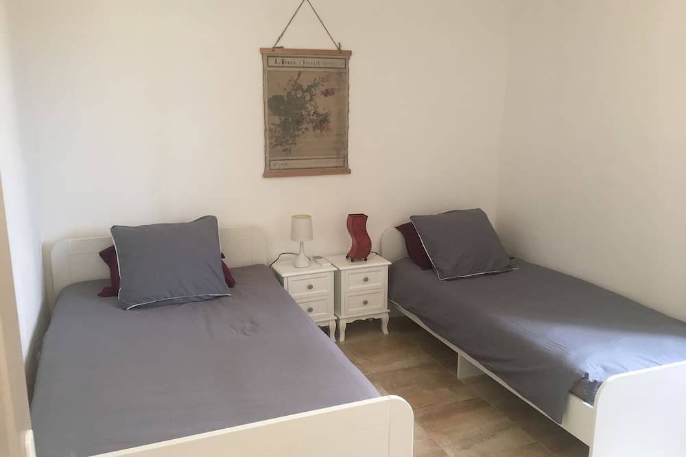 Steinerne Bastide mit Garten in der Mitte des Dorfes und neben dem Fluss in Vallon-Pont-d'Arc, Gorges de l’Ardèche