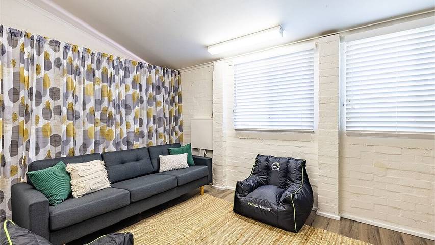 Holiday home for 10 people, with balcony and garden in Nelson Bay