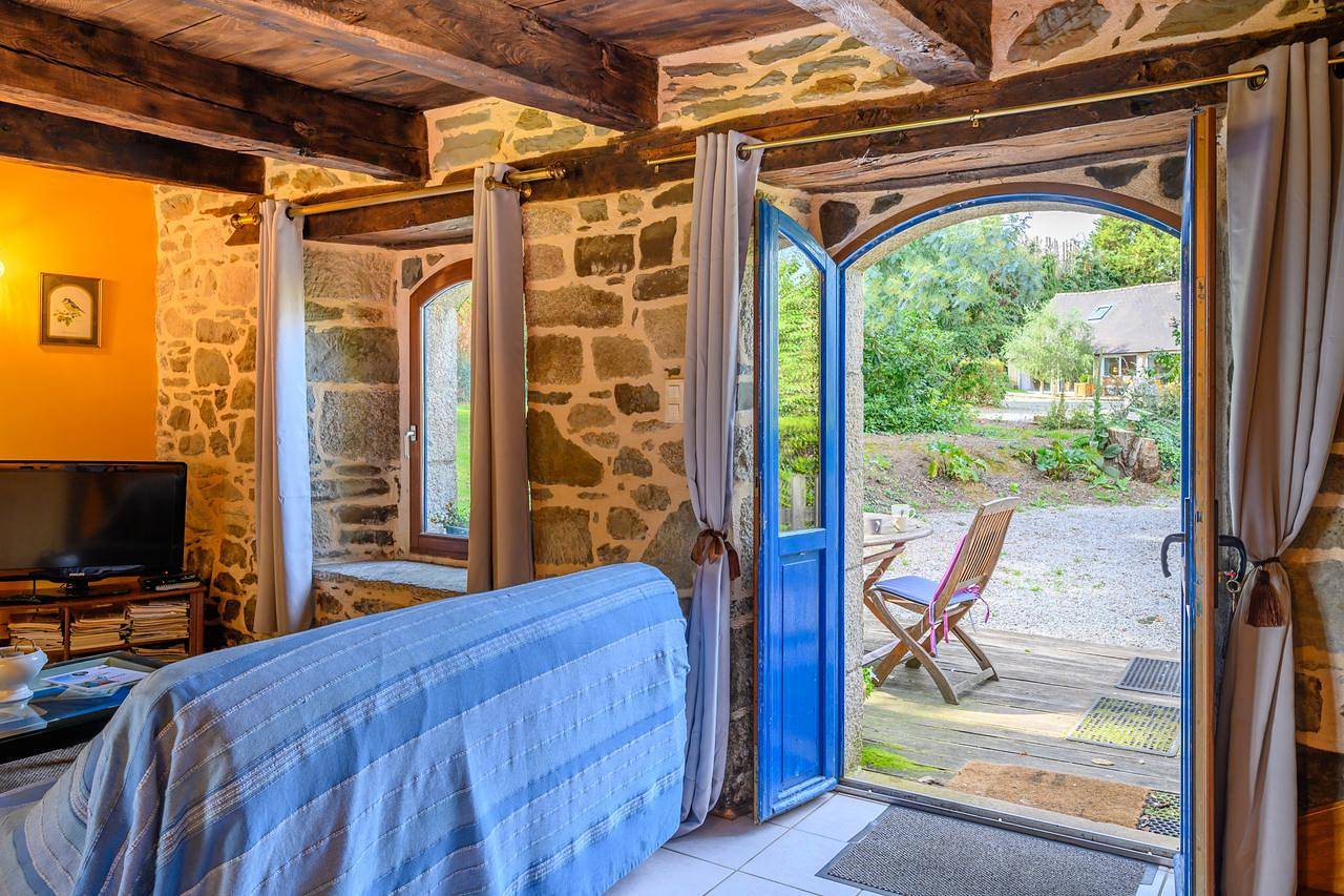 ‘Petite Maison & Wellnessruimte’ met jacuzzi, wifi, terras en privé tuin in Cléguérec, Pontivy en omgeving