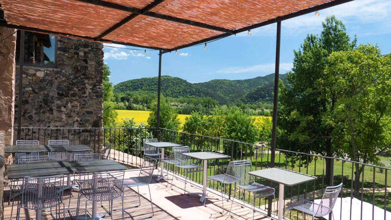 Apartamento vacacional entero, Refugio frente al río con piscina, aparcamiento y terraza - A 2,5 km de Castellfollit de la Roca in Montagut y Oix, Garrotxa