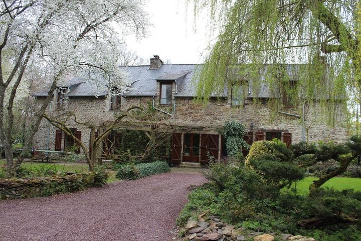 Location de vacances pour 12 personnes, avec jardin et jacuzzi, animaux acceptés à Mauron - 3