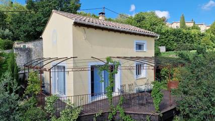Gîte pour 4 personnes, avec jardin ainsi que vue et piscine, animaux acceptés à Blauzac