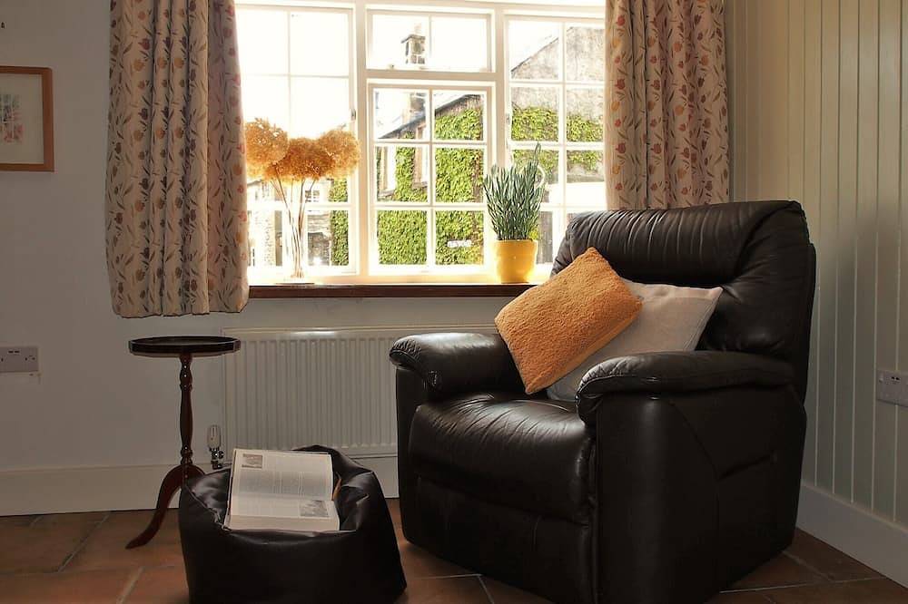 Cosy historic cottage in beautiful village with shop, café, 2 pubs. in Ashford in the Water, Derbyshire