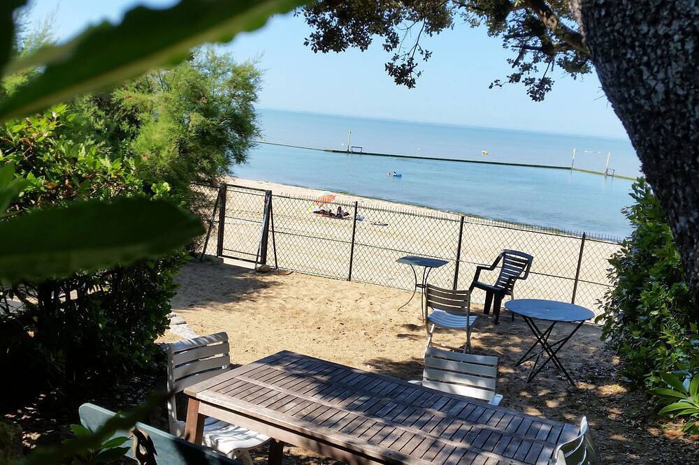 Fouras, Villa with character, direct private access to the beach. in Fouras, Rochefort region