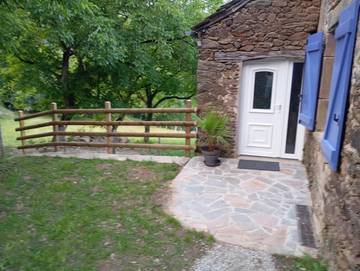 Gîte pour 5 personnes, avec vue et terrasse à Montirat