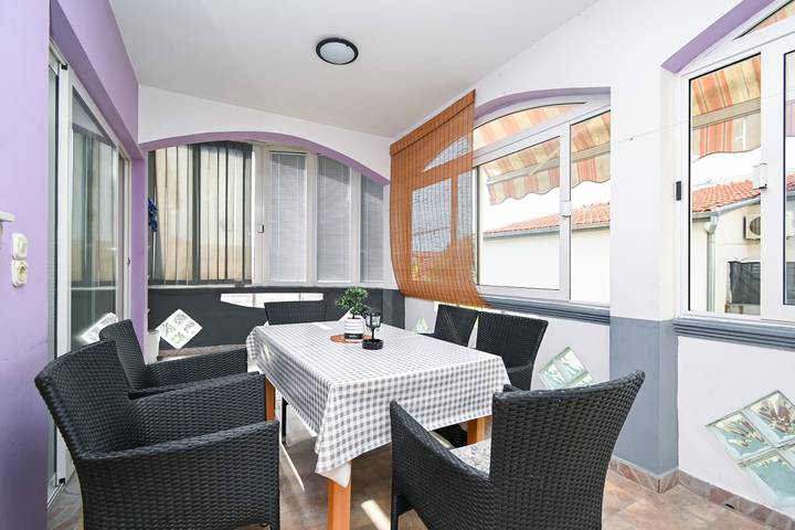 Ganze Wohnung, 2-Zimmer-Ferienwohnung mit Terrasse und Meerblick Bibinje, Zadar A-18066-a in Bibinje, Zadar