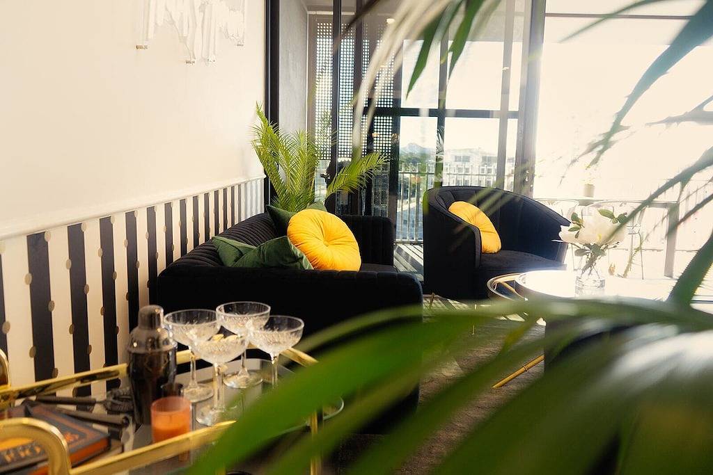 Ganze Wohnung, Luxe Hotel Style with Amenities of Apartment City Vibes near Beach/ Restaurants in Maroochydore, Sunshine Coast