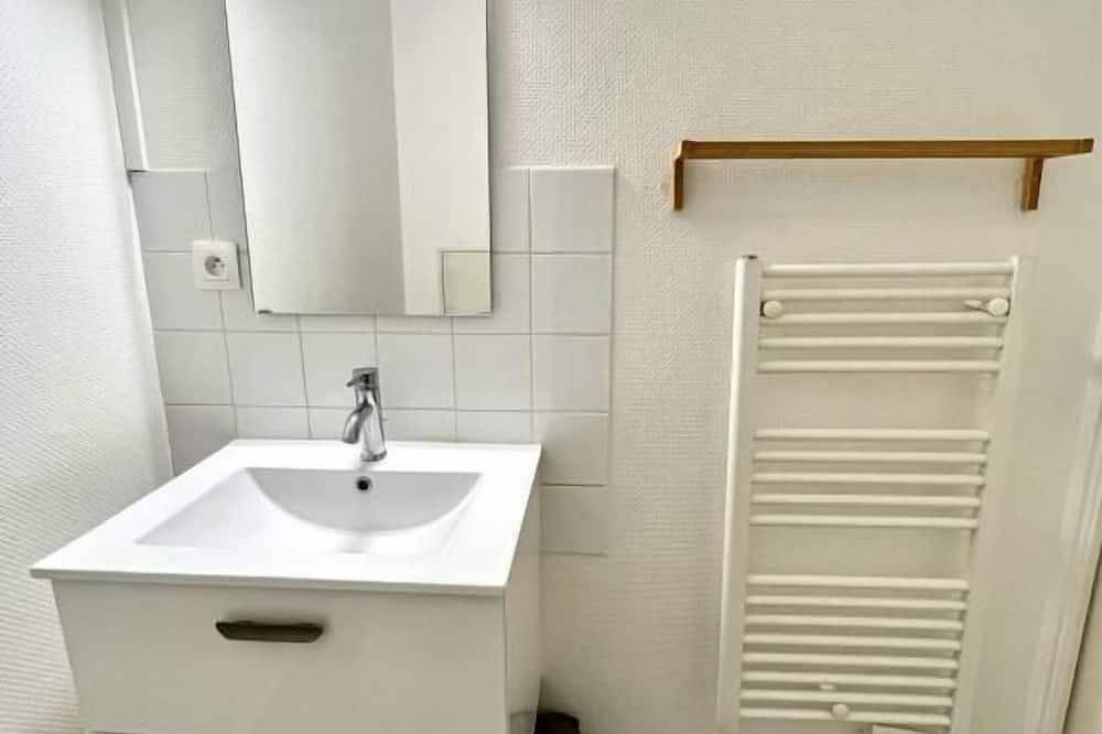 Entire apartment, Studio Lumineux Khara-sils in Caen, Caen region