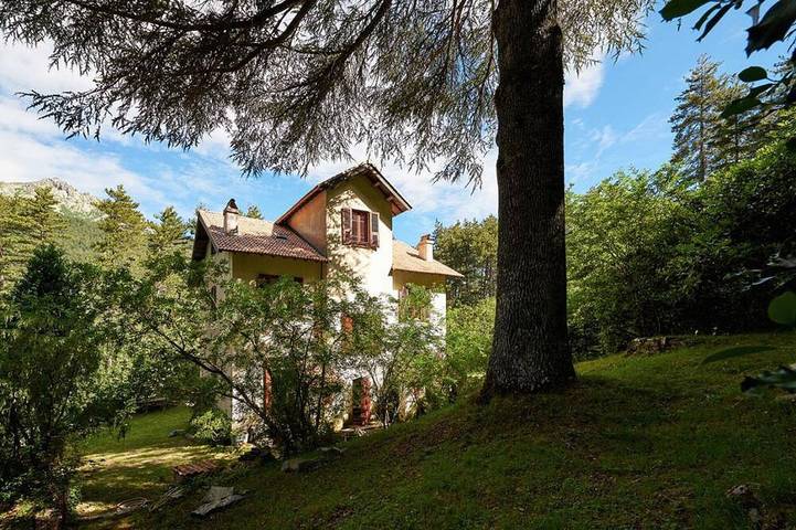 Location de vacances pour 10 personnes, avec Jardin à Vivario