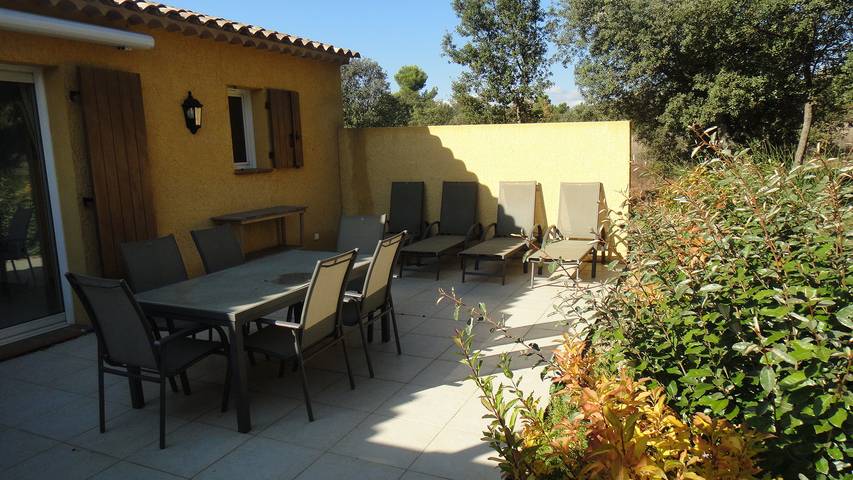 Gîte pour 6 personnes, avec piscine, adapté aux familles à Régusse - 2