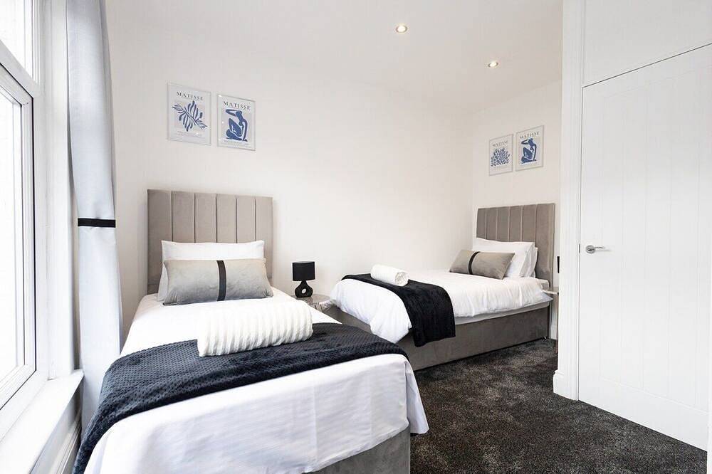 Entire apartment, Modern Bolton Retreat - Stylish Comfort - Flat B in Bolton, Greater Manchester