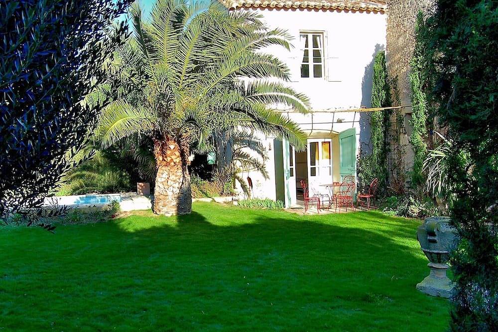 Typisches Languedoc-Weinlesehaus mit Swimmingpool in Nissan-lez-Enserune, Mittelmeerküste (Frankreich)