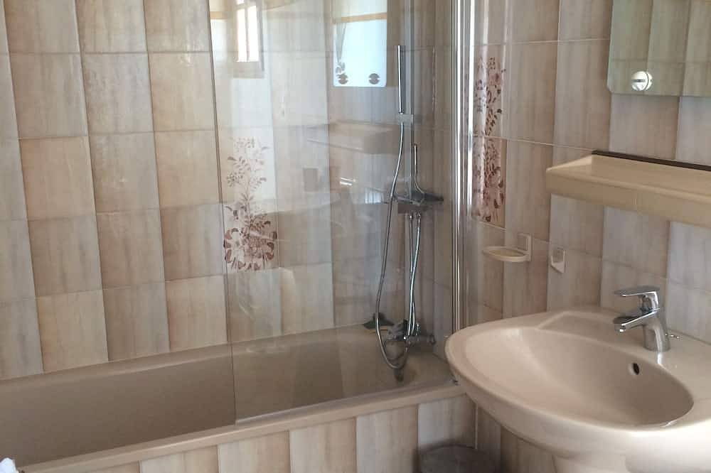 Appartement entier, Appartement ensoleillé avec terrasse, vue sur campagne et piscine privée in Saint-Pargoire, Côte méditerranéenne (France)