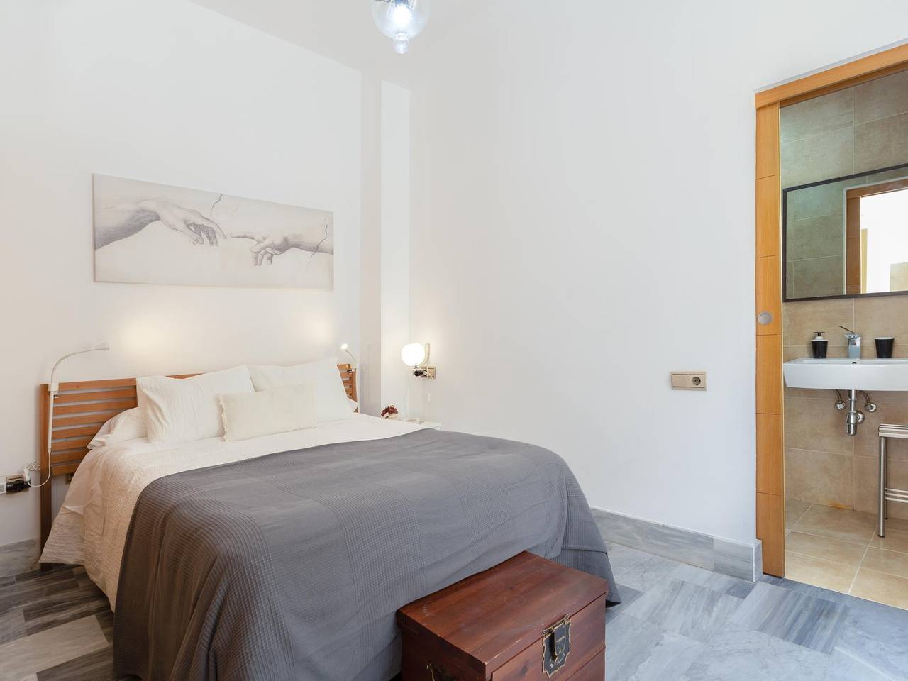 Entire holiday apartment, Apartment overlooking Plaza de la Merced in the building where Picasso was born in Málaga Central District, Malaga
