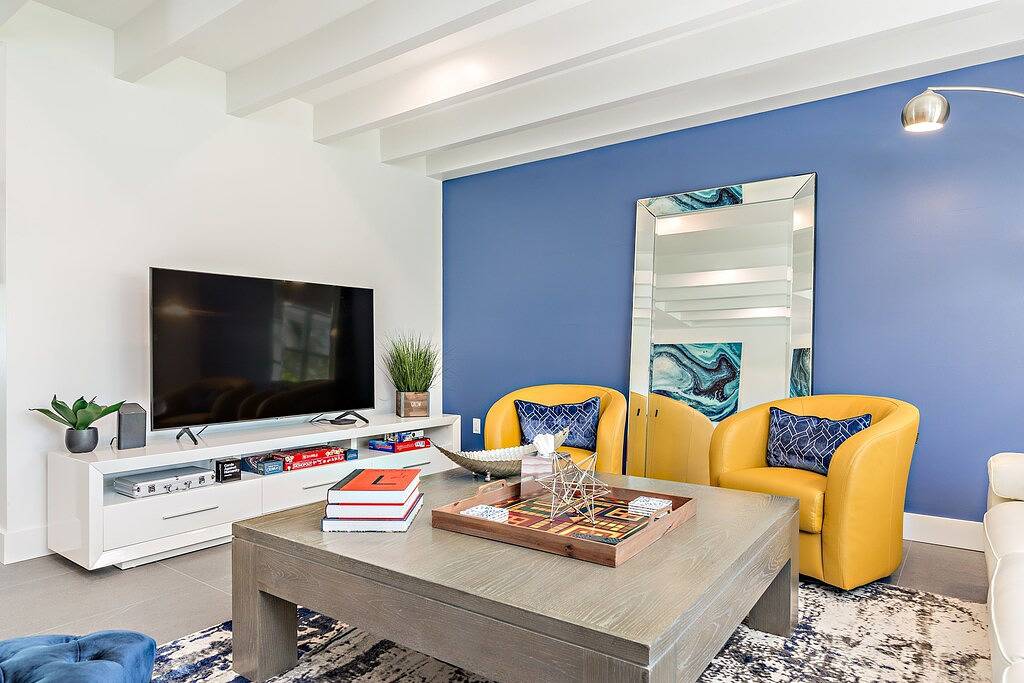 Luxury retreat w/pool & game room in West Palm Beach, Palm Beach County