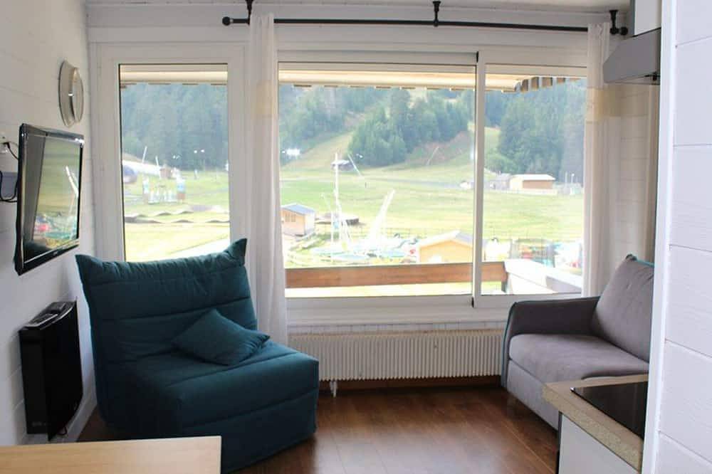 Entire apartment, Ski-in/Ski-out Studio with Balcony and Wifi in Laveissière in Le Lioran, Laveissière