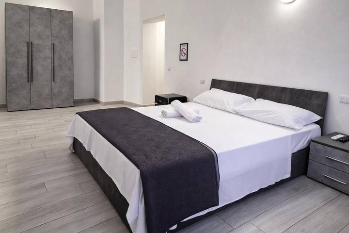 Ferienwohnung für 2 Personen, mit Balkon und Terrasse in Novara
