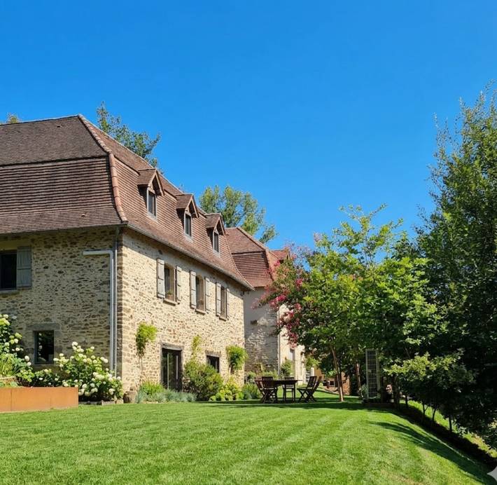 Location de vacances pour 8 personnes, avec piscine et jardin à Gagnac-sur-Cère