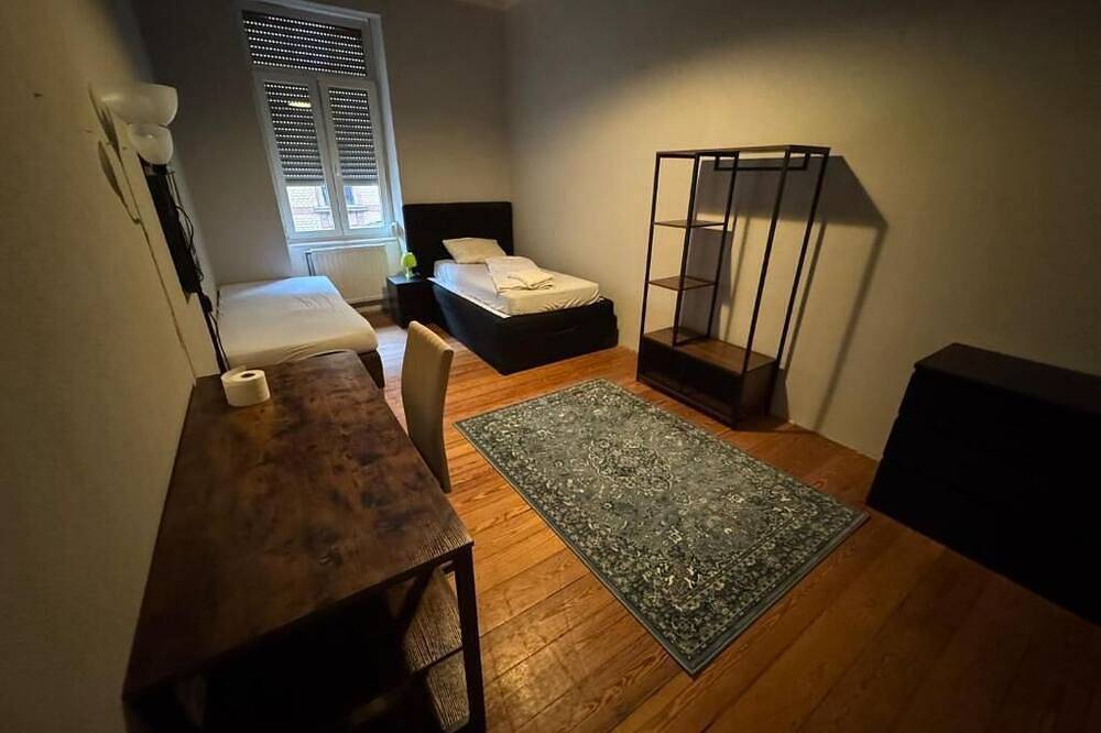 Kaiserslautern · Entire Building · 13 Rooms · Sleeps 25 in Kaiserslautern, Saar-Nahe-Bergland