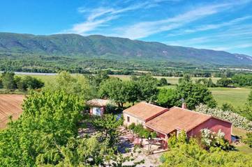 Cottage pour 6 personnes, avec piscine ainsi que vue et jardin, animaux acceptés à Céreste